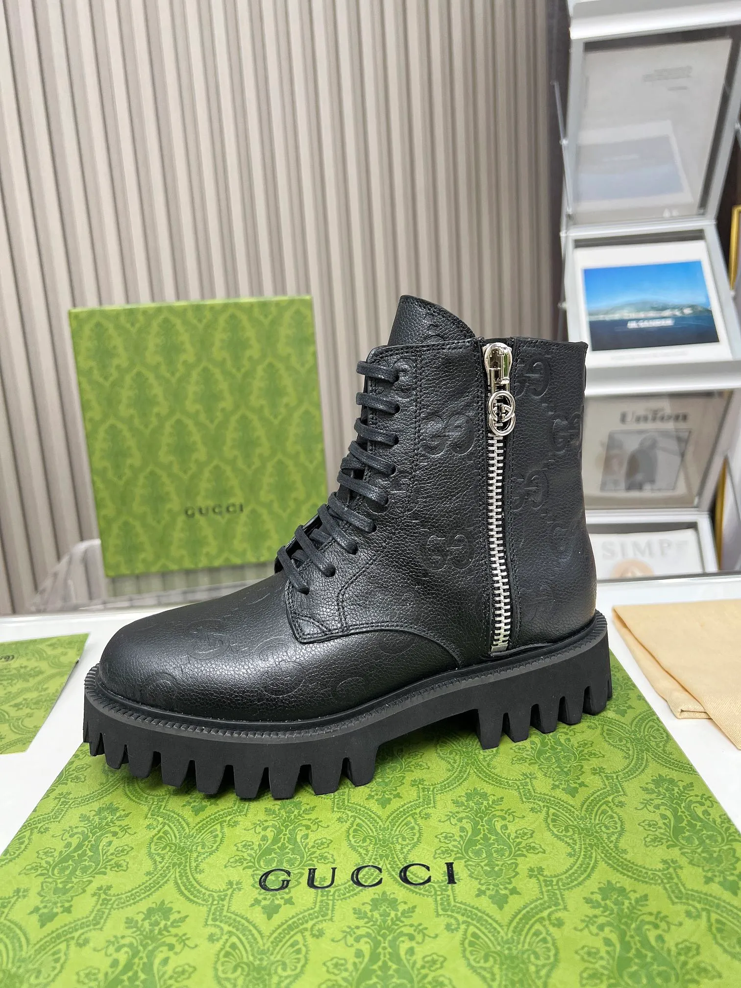 👟👟Ex-factory price 540👟👟 Gucci 2023 super cool Martin boots, the GG logo continues to shine in the new series, comfort and lightness are ingeniously presented on this women's leather boots. The classic GG pattern evolved from the name of the brand's founder, Mr. Guccio Gucci. It was first used in the 1930s. After nearly a century of development, it still provides inspiration for the brand to explore new expressions. Code number:35-43#